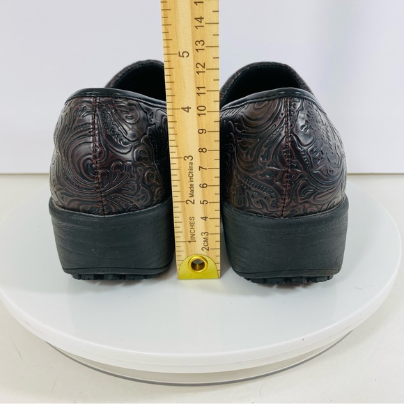 Safe T Step Faux Leather Clogs Women 10 Brown Career Work Floral Embossed SlipOn - Picture 6 of 9